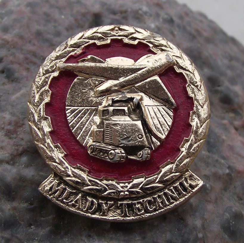 Young Technician Czechoslovakia Youth Pioneer Technical Award Pin Badge Red