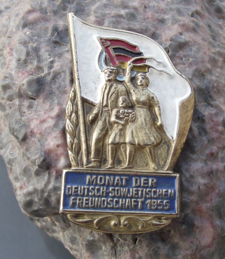 1955 Monat Deutsch Sowjetischen Freundschaft German Soviet Friendship Pin Badge
