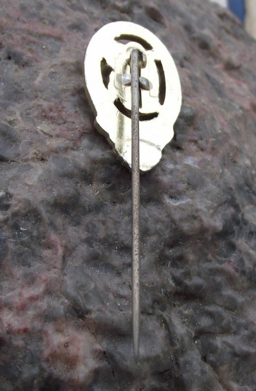 Antique DTSB East German DDR Central Sports Award Grade 1 Slogan Stick Pin Badge - Badgecrazy