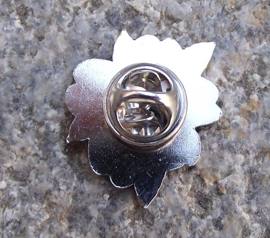 Beautiful Primula vulgaris English Primrose Summer Flower Brooch Pin Badge - Badgecrazy