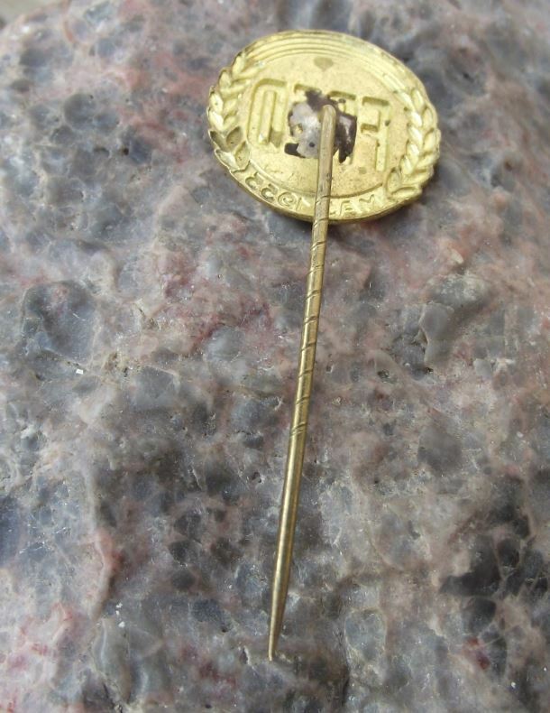 1955 Norwegian Norway World Peace Nuclear Disarmament May Day 1st Pin Badge - Badgecrazy