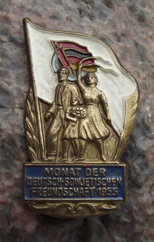 1955 Monat Deutsch Sowjetischen Freundschaft German Soviet Friendship Pin Badge - Badgecrazy