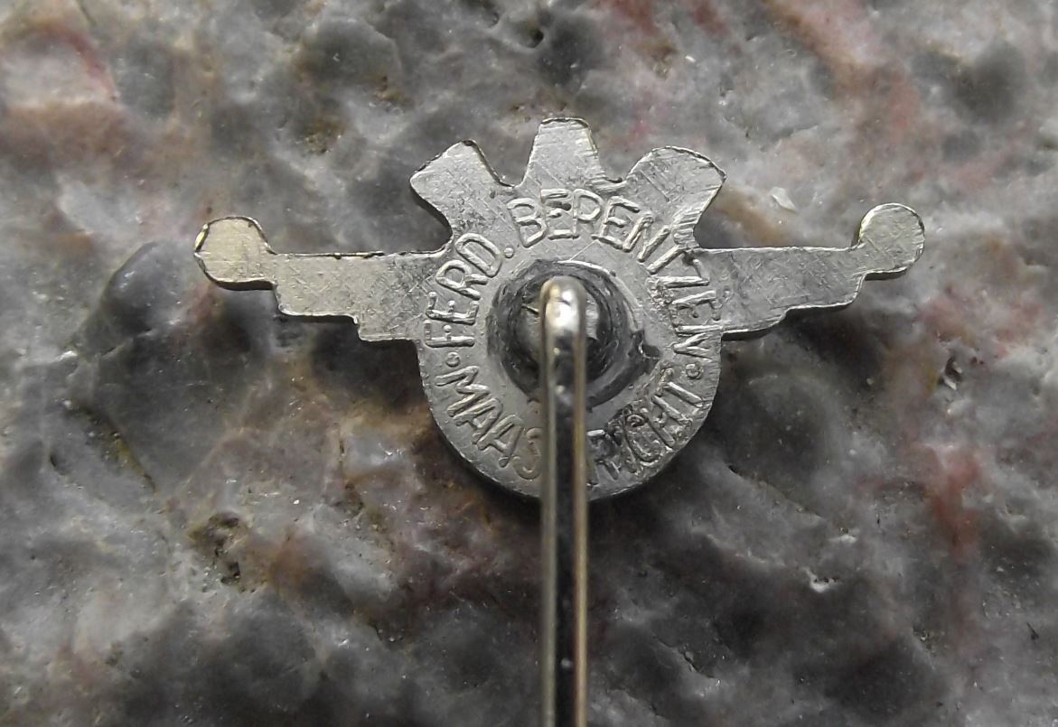 1950's DAF Autos Winged Wheel Logo Dutch Truck & Car Maker Holland Pin Badge