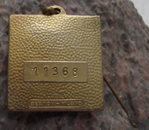 1956 Foire de Milan Milan Fair Expo Visiteur Metal Visitor Badge Number 17948 - Badgecrazy