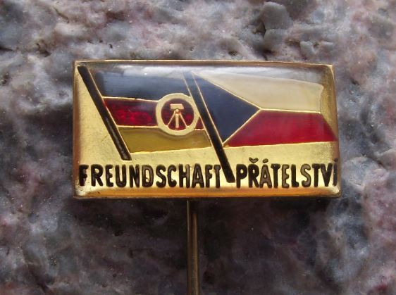 Freundschaft Pratelstvi Friendship Union Celebration Pin Between CSSR & GDR DDR - Badgecrazy