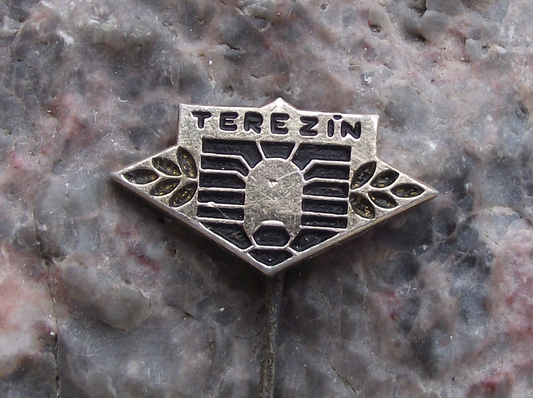Vintage Terezin Nazi Concentration Camp Gates Laurel Leaves Pin Badge - Badgecrazy