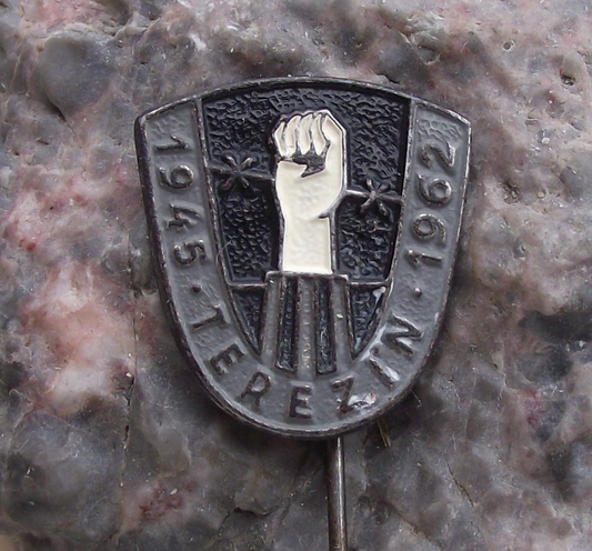 1962 Terezin Nazi Concentration Camp Clenched Fist Freedom Pin Badge - Badgecrazy