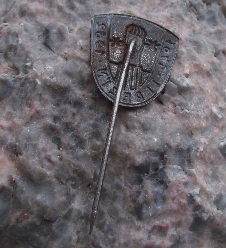 1962 Terezin Nazi Concentration Camp Clenched Fist Freedom Pin Badge - Badgecrazy
