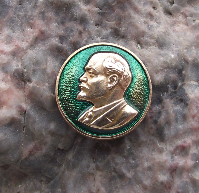 Vintage Vladimir Lenin Head Soviet Leader Laurel Leaves Green Field Pin Badge