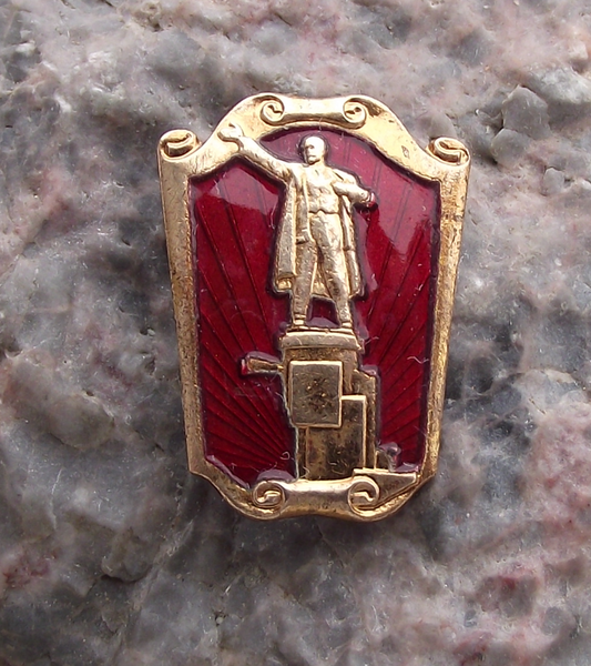 Vintage Leningrad St Petersburg Finland Station Lenin Bolshevik Statue Pin Badge