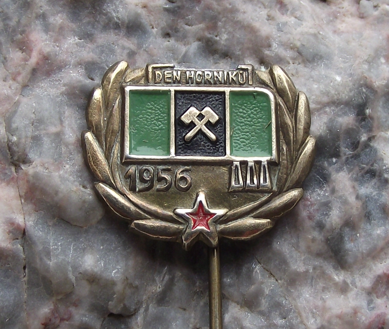 1956 National Miners Mine Workers Day Mining Crossed Hammers Logo Pin Badge