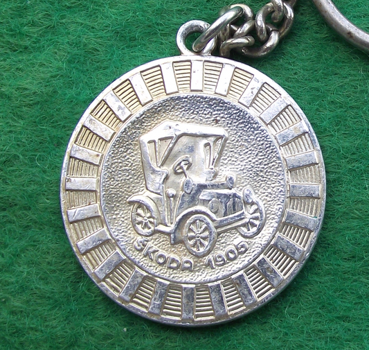 Vintage Skoda Autos Veteran Vintage Car Voiturette 1905 Keychain Keyring - Badgecrazy