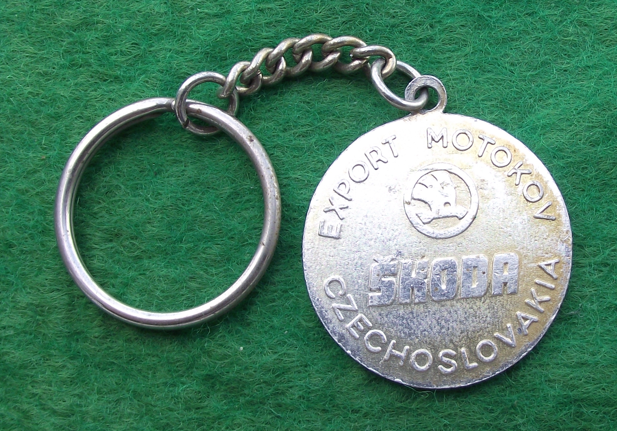 Vintage Skoda Autos Veteran Vintage Car Voiturette 1905 Keychain Keyring - Badgecrazy