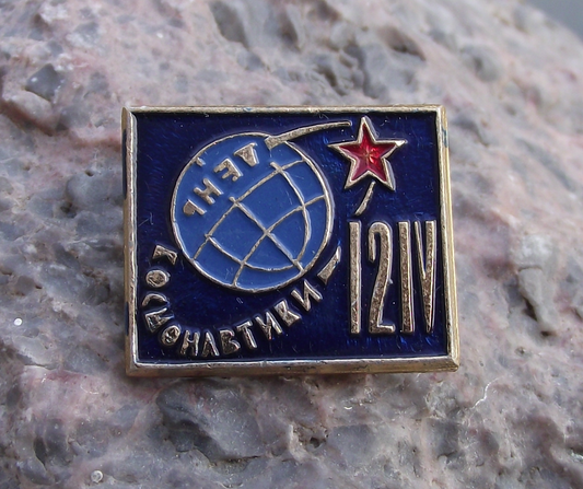 Vintage International Day of Human Space Flight 12th April Pin Badge - Badgecrazy