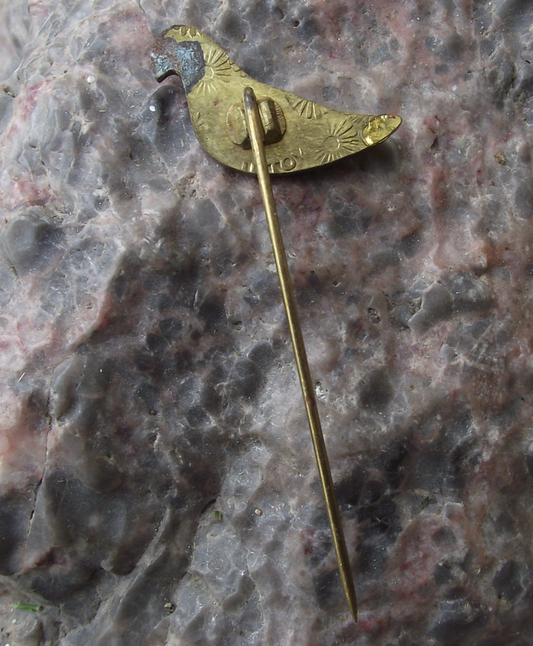 Vintage Golden Pigeon Dove Breeders Association Members Bird Pin Badge - Badgecrazy