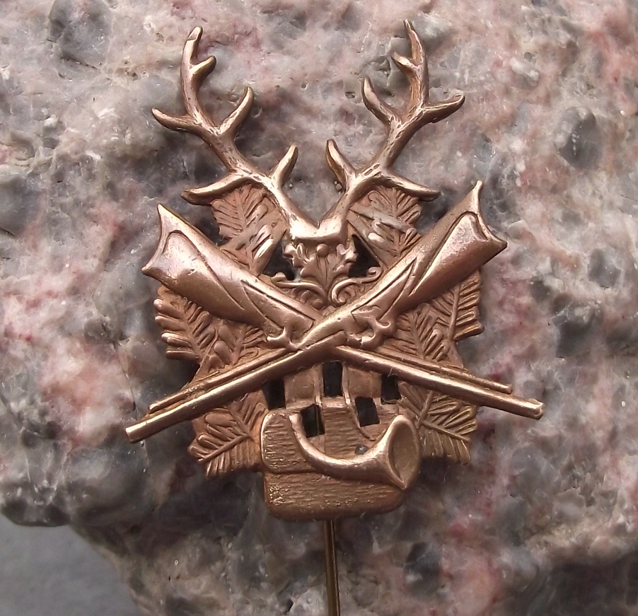Vintage Antler Horns Crossed Hunting Rifles and Hunters Horn Pin Badge