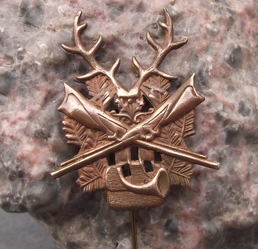 Vintage Antler Horns Crossed Hunting Rifles and Hunters Horn Pin Badge