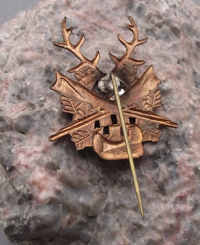 Vintage Antler Horns Crossed Hunting Rifles and Hunters Horn Pin Badge