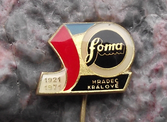 1971 FOMA Camera Film Company Hradec Kralove Lens Shutter Logo Pin Badge