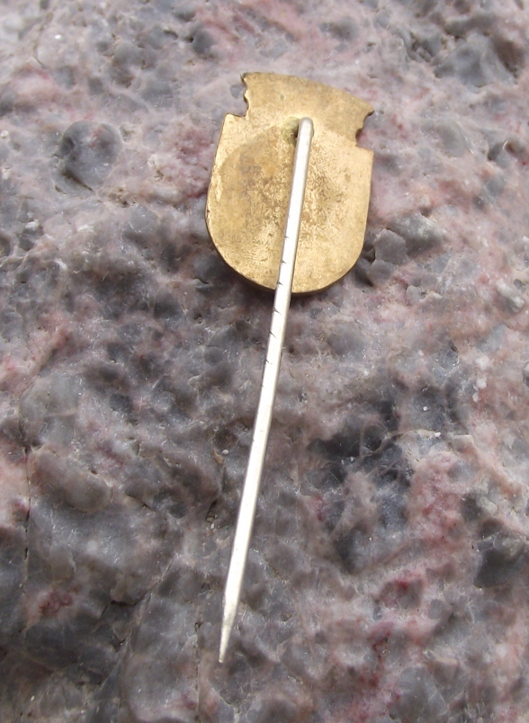 Vintage Berlin Capital City East Germany DDR Bear Motif DDR GDR Pin Badge - Badgecrazy