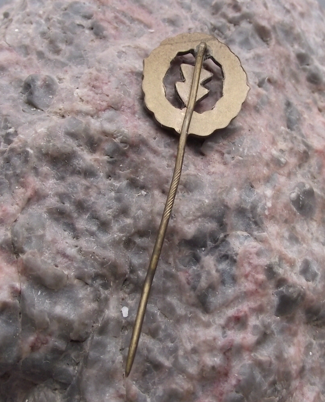 Vintage IVV Internationaler Volkssportverband Walking Membership Pin Badge - Badgecrazy