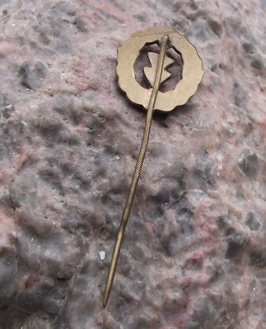 Vintage IVV Internationaler Volkssportverband Walking Membership Pin Badge - Badgecrazy