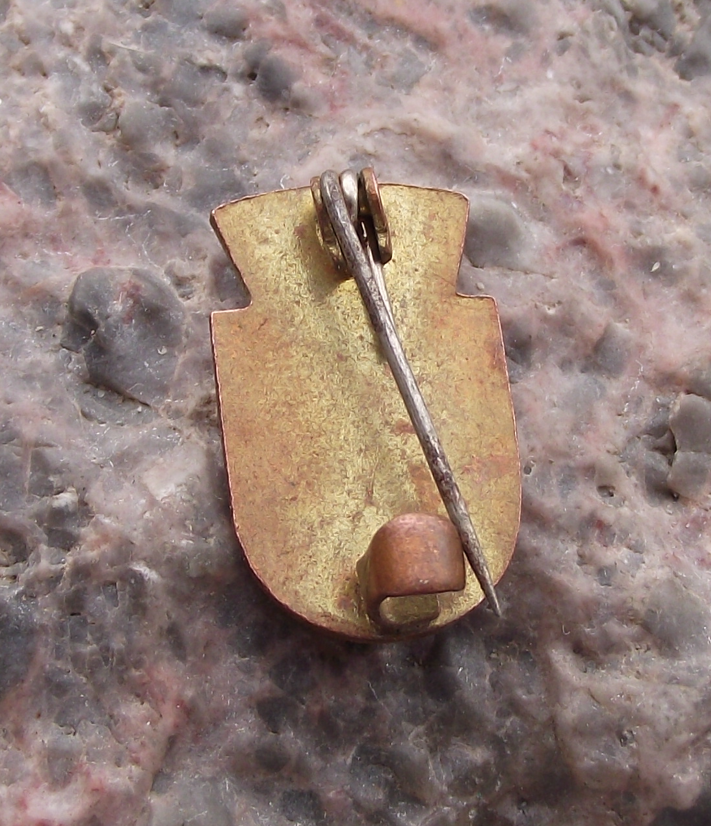 Vintage Berlin Capital City East Germany DDR Bear DDR GDR Clasp Pin Badge - Badgecrazy