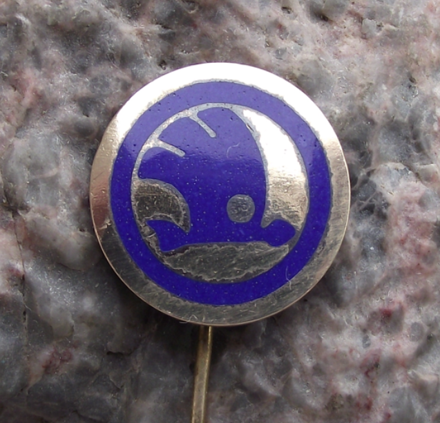 Large Vintage Skoda Autos Cars Automobile Factory Winged Arrow Pin Badge