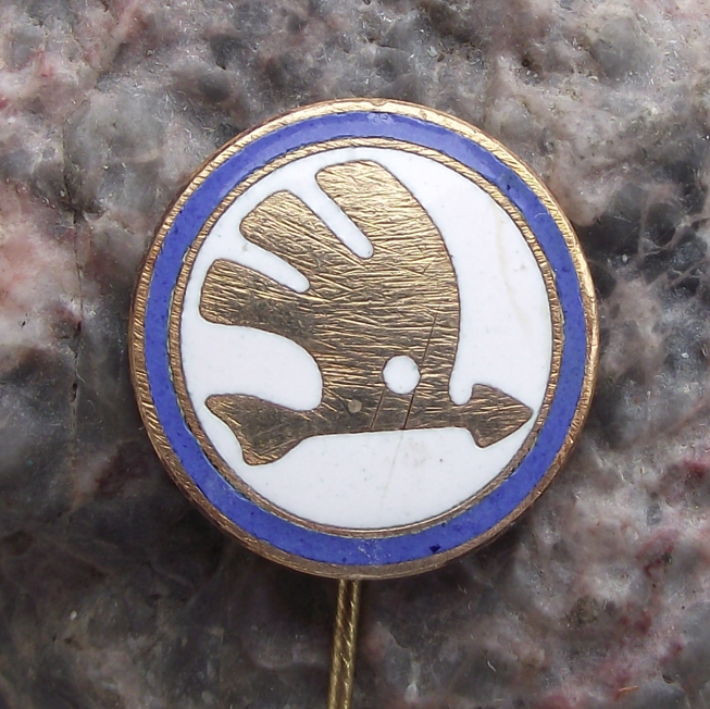 Large Vintage Skoda Autos Cars Automobile Factory Winged Arrow Pin Badge