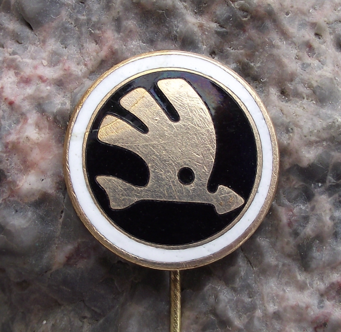 Large Vintage Skoda Autos Cars Automobile Factory Winged Arrow Pin Badge