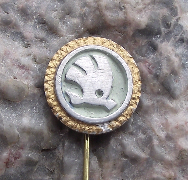 1950's Skoda Autos Cars Automobile Factory Winged Arrow Wheel Pin Badge