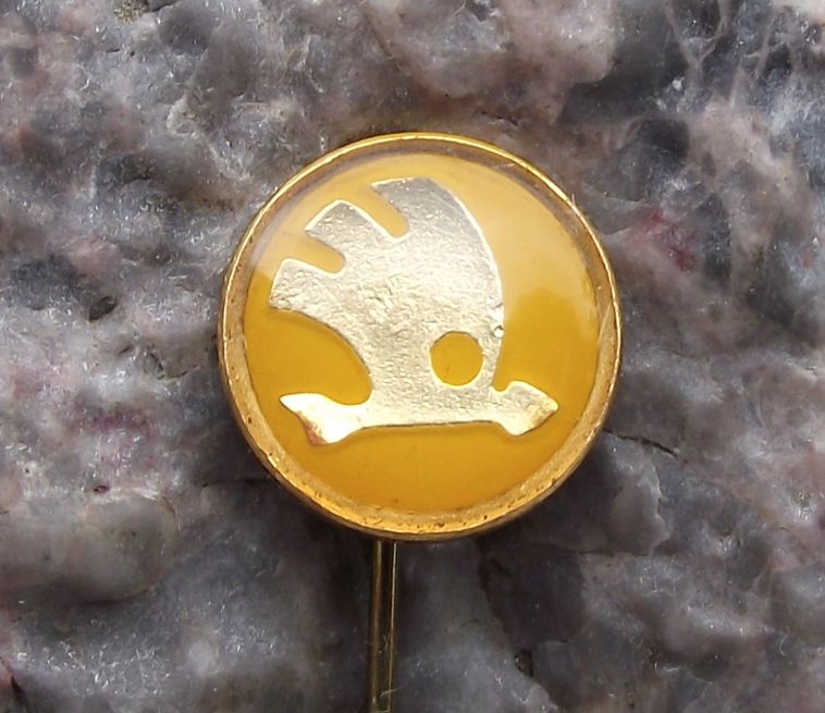 Vintage 1970's Skoda Autos Cars Automobile Factory Winged Arrow Pin Badge