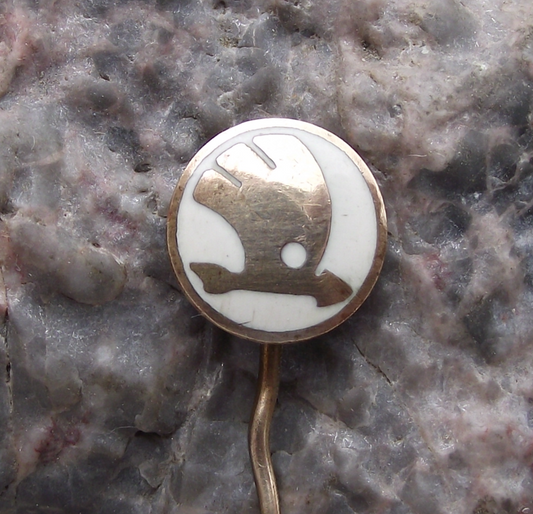 Vintage Skoda Autos Cars Automobile Factory Winged Arrow Pin Badge