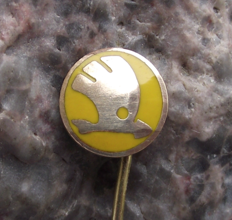 Vintage Skoda Autos Cars Automobile Factory Winged Arrow Pin Badge