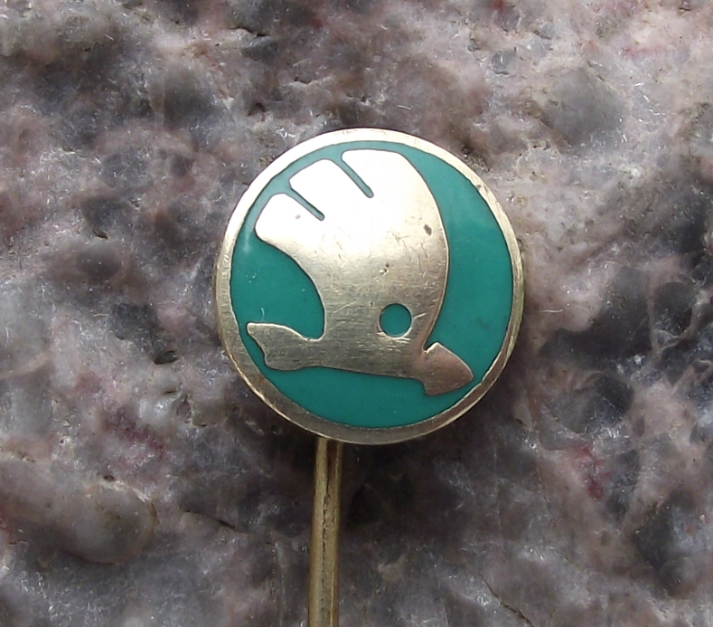 Vintage Skoda Autos Cars Automobile Factory Winged Arrow Pin Badge