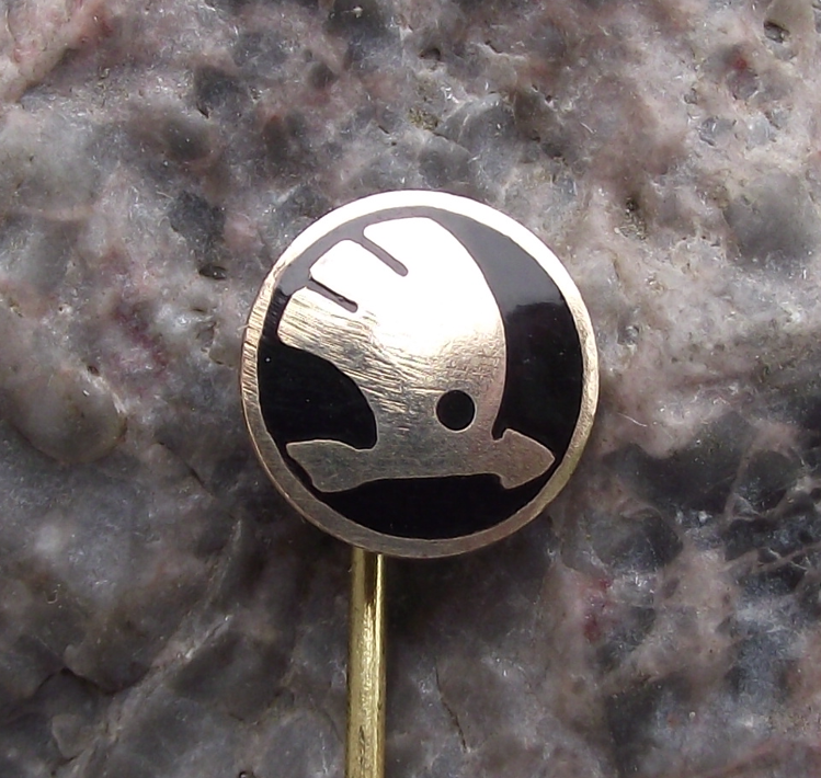 Vintage Skoda Autos Cars Automobile Factory Winged Arrow Pin Badge