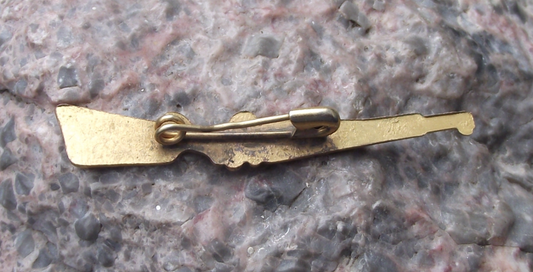 Vintage Cuban Cuba Rifle Gun Let Them Come Slogan Defence Pin Badge