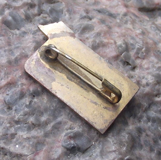 Vintage Cuban Cuba MinOP Ministry of Labour Bricks Builder Pin Badge
