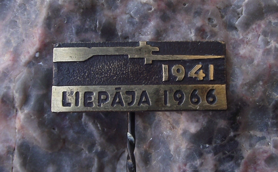 1966 Latvia Liepaja Jewish Massacre Remembrance Rifle Bayonet Pin Badge
