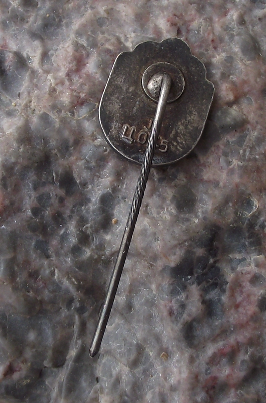 Vintage Oobikuorg Estonia Nightingale Valley Pin Badge