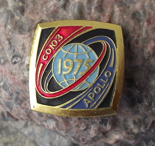 1975 Historic Cold War Space Dock USSR USA Apollo Sojuz Soyuz Mission Pin Badge - Badgecrazy