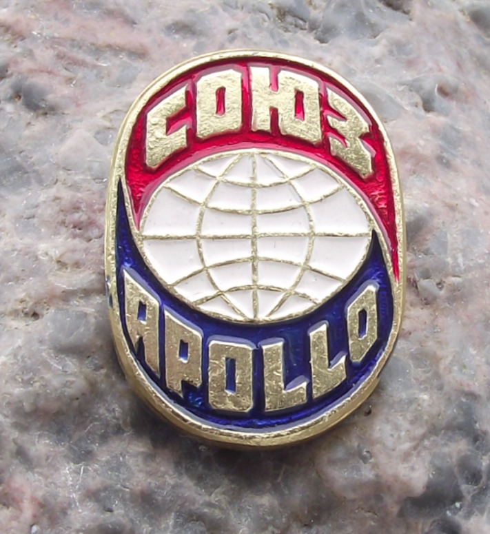 1975 Blue Apollo Red Sojuz Soyuz Joint CCCP USA Mission Space Dock Pin Badge