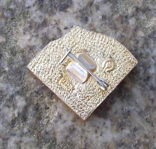 1985 27th Communist Party Congress Soviet Kremlin KNCC Pin Badge