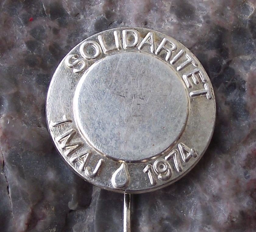 1974 Sweden Swedish May 1st Labor Day Argentina Dirty War Pin Badge - Badgecrazy