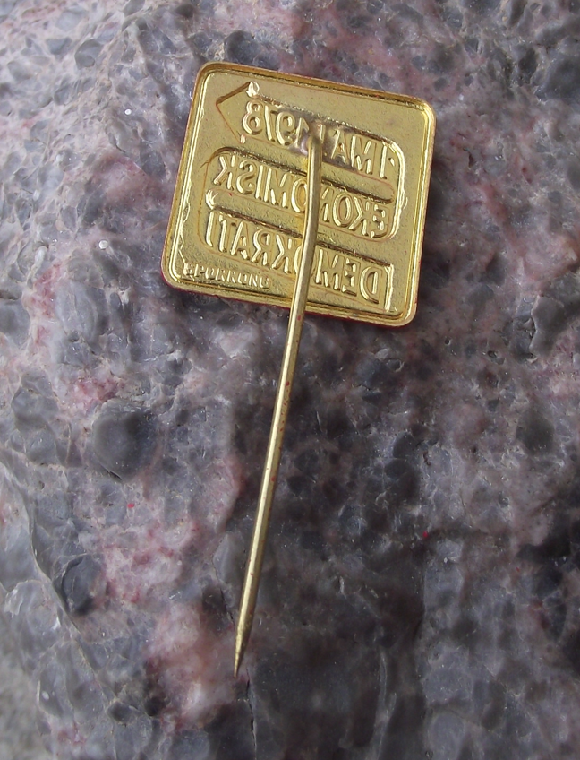 1978 Sweden Swedish May 1st Labor Day Democracy Pin Badge - Badgecrazy