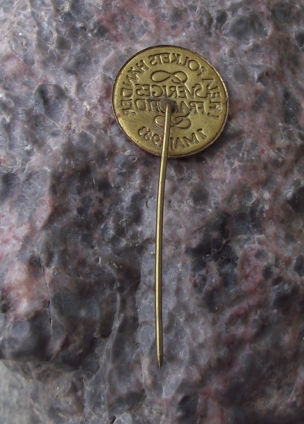 1983 Sweden Swedish May 1st Labor Day Hands of the People Pin Badge - Badgecrazy