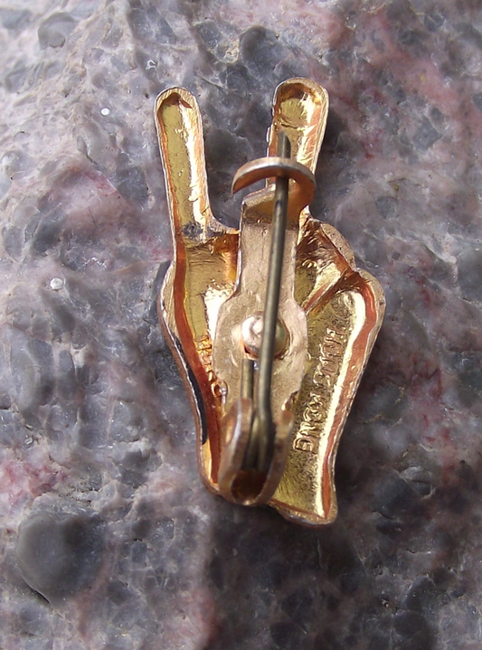 Vintage Hand Fingers V Victory Sign Love Message Peace OF Pin Badge