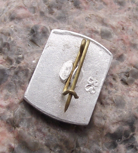 Vintage Volgograd Stalingrad Soldier Machine Gun Statue Pin Badge