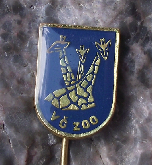 Vintage Giraffe Necks & Heads Safari Park Herd Dvur Kralove Czech Zoo Shield Pin Badge