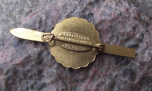 Vintage Skibelag Spezialist Tip Top Ski Surface Skiing Equipment Pin Badge